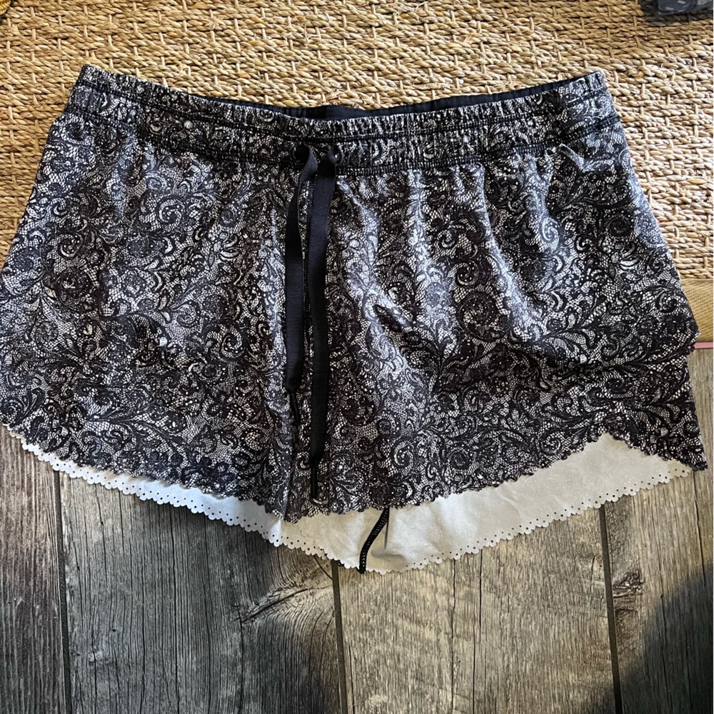 Lululemon Hit It Short (3 1/2"). Mini Cinder Lace White Black. EUC